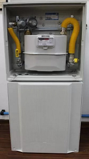 Plastová sokl HUTIRA Sokl S 300 pro domovní regulátor tlaku plynu, rozměr 600 × 500 × 230 mm (445255992S)